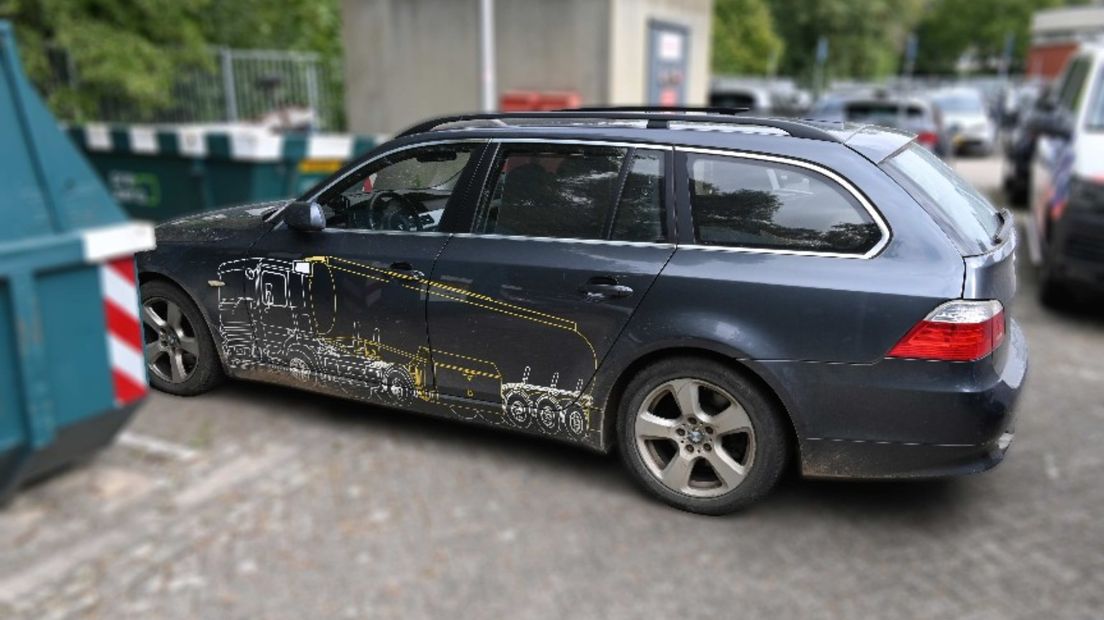 De door de politie getoonde BMW met opvallende prints en een Zwitsers kenteken