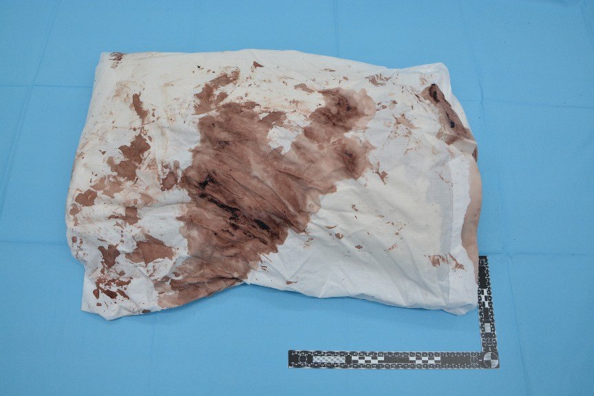 Aangetroffen wit textiel met bruine bloedvlekken