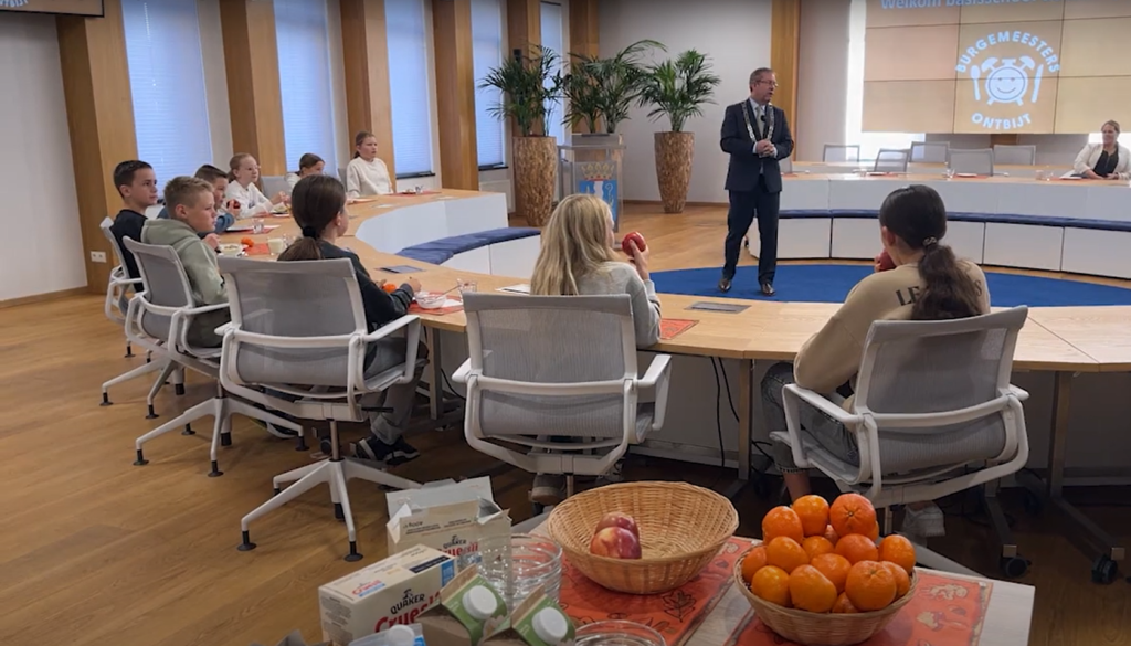 Video: Scholieren van De Maasparel Stevensweert ontbijten met burgemeester
