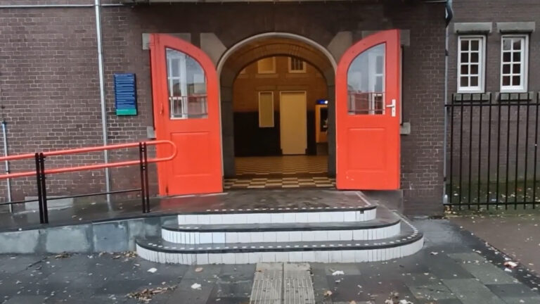 Herdenkingskrans vernield bij oorlogsmonument in station Weert