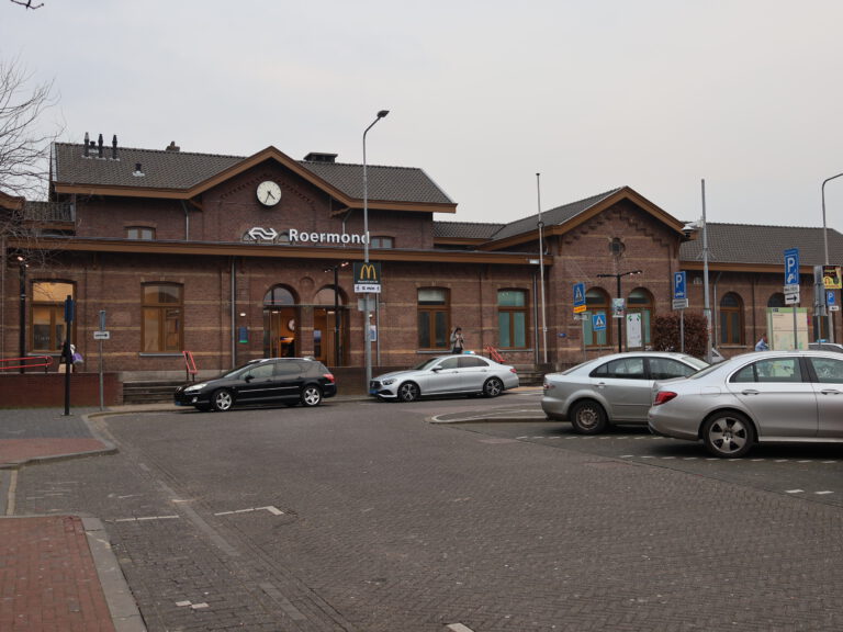 Na vernielde herdenkingskrans station Weert is in Roermond krans gestolen: NS geschokt