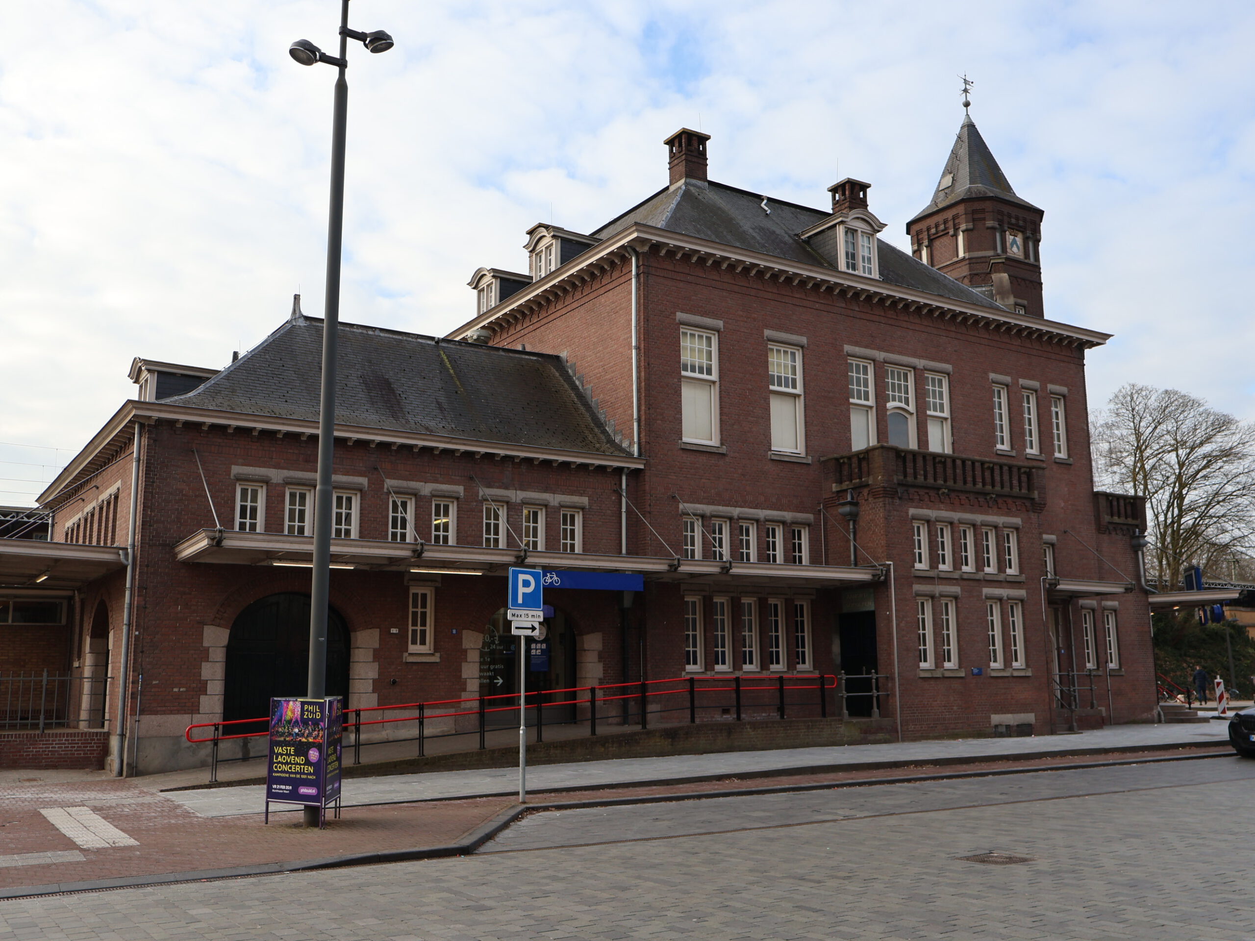 Weert gaat handhaven op fout gestalde fietsen bij station