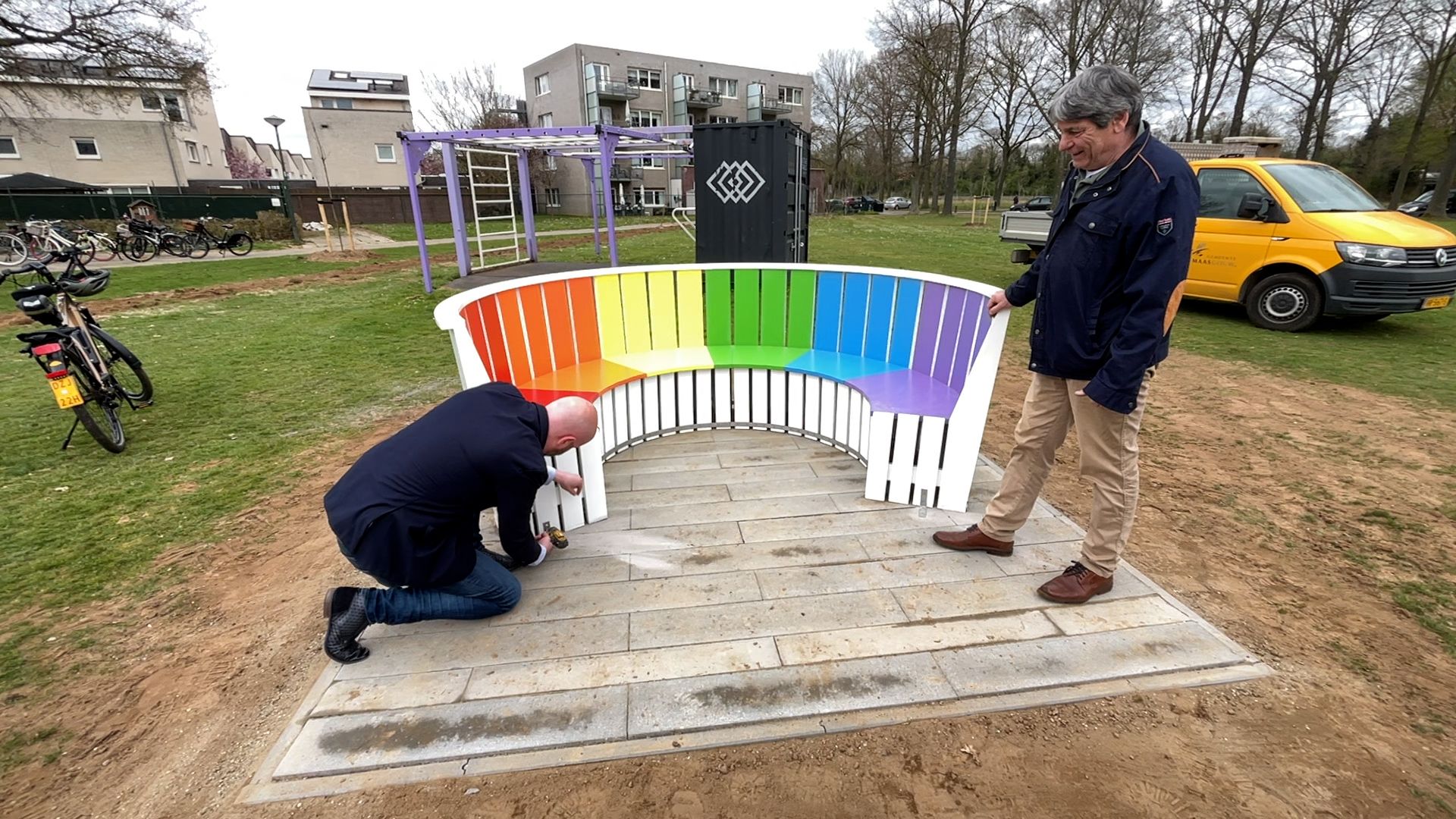 Regenboogbank onthuld in Maasbracht: ‘In Maasgouw is plek voor alle mensen’