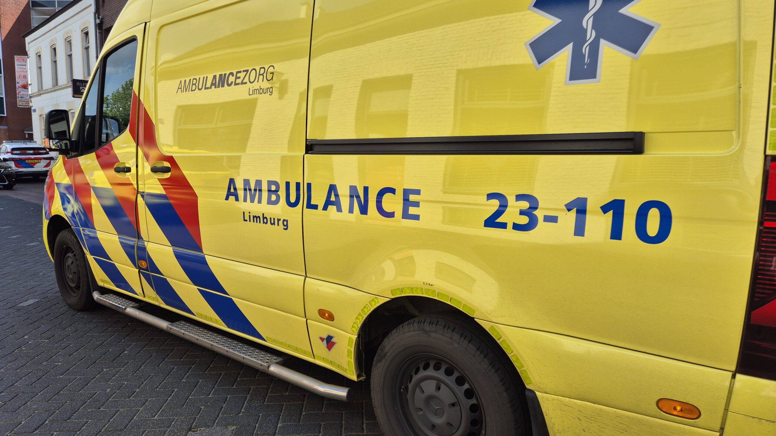 Napoleonsbaan deels afgesloten na botsing tussen bus en vrachtwagen
