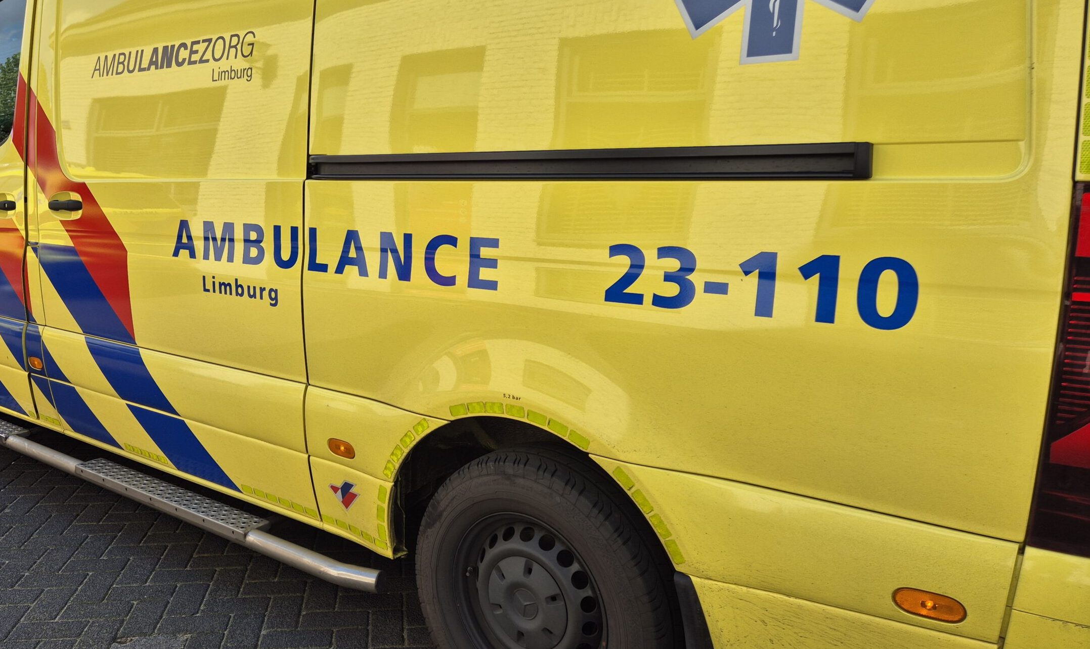 Auto botst tegen boom in Nederweert-Eind, traumahelikopter