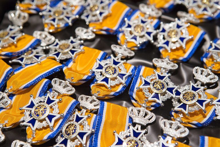 Lintje voor bestuursleden Frank Cuijpers en Lei Jütten van Harmonie St. Cecilia Koningsbosch