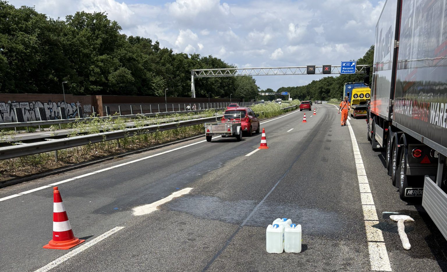 Afgevallen pallet beschadigt voertuigen en dieseltank: vertraging op A2