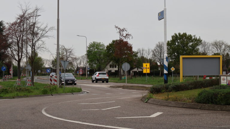 VVD Hilvarenbeek verwijst op spandoek naar weg in Susteren