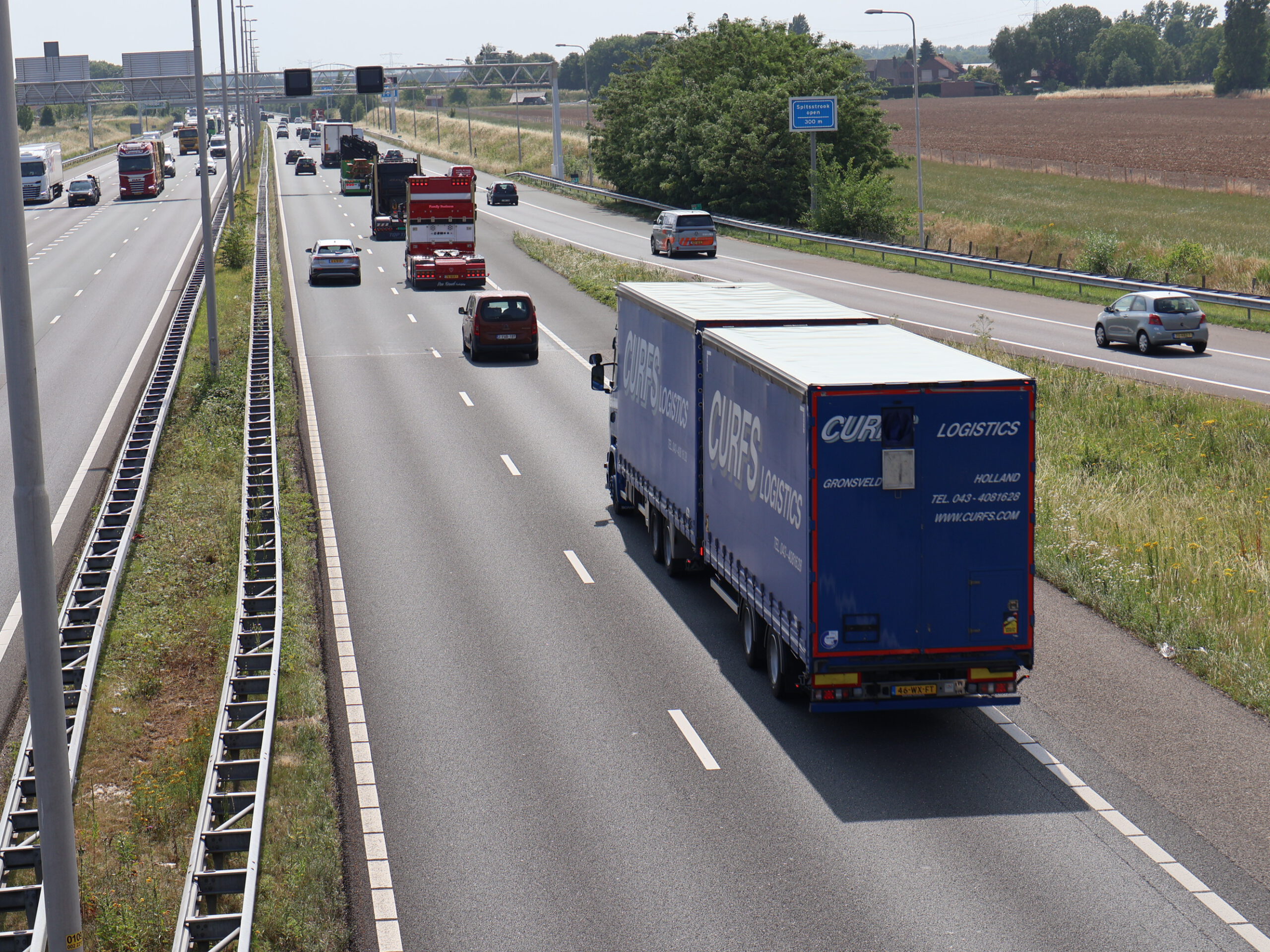 Arrestatieteam stopt op A2 voor hulp na ongeval, lange file en vertraging in avondspits