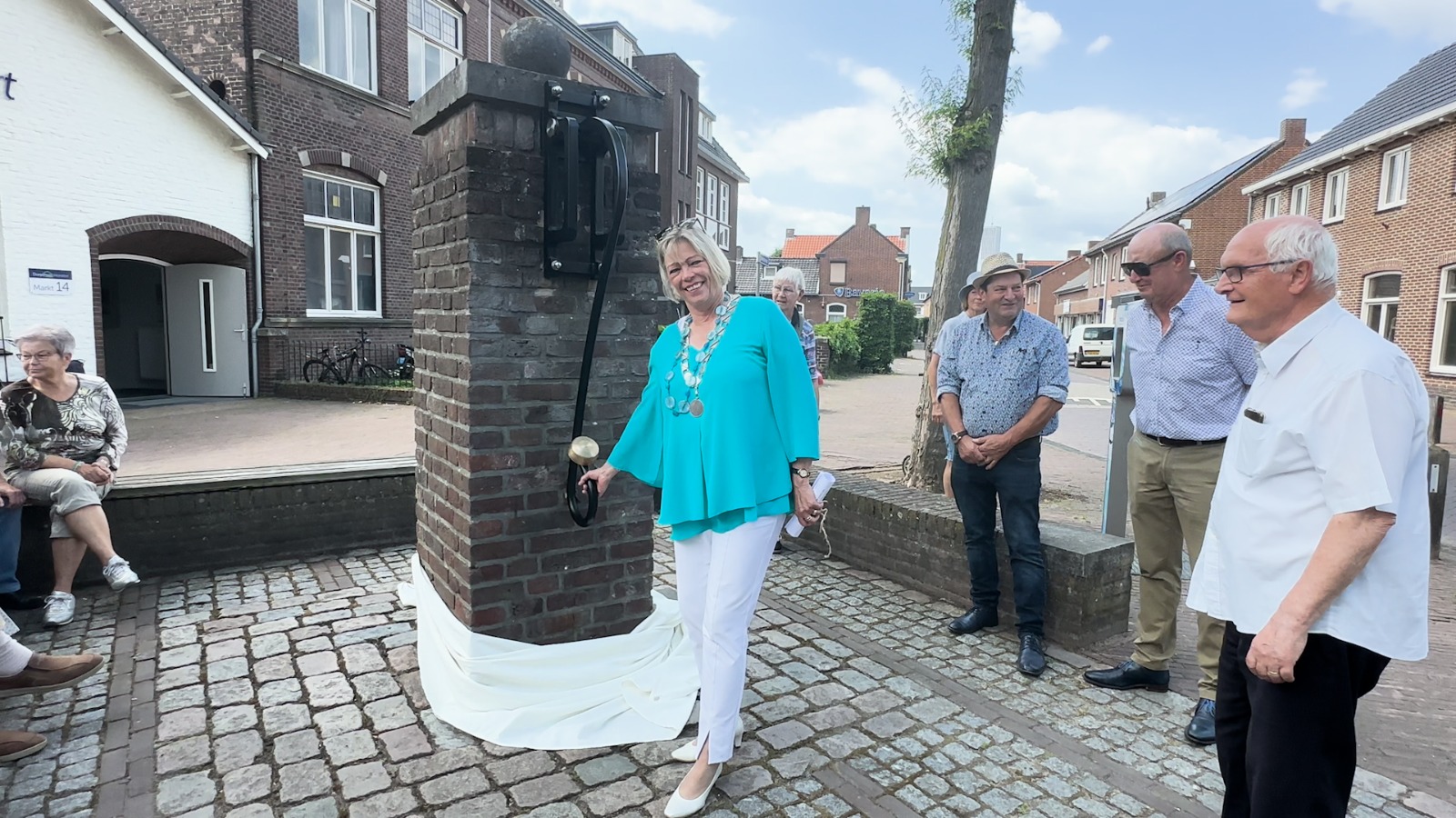 Dorpspomp Montfort weer compleet met nieuwe zwengelarm