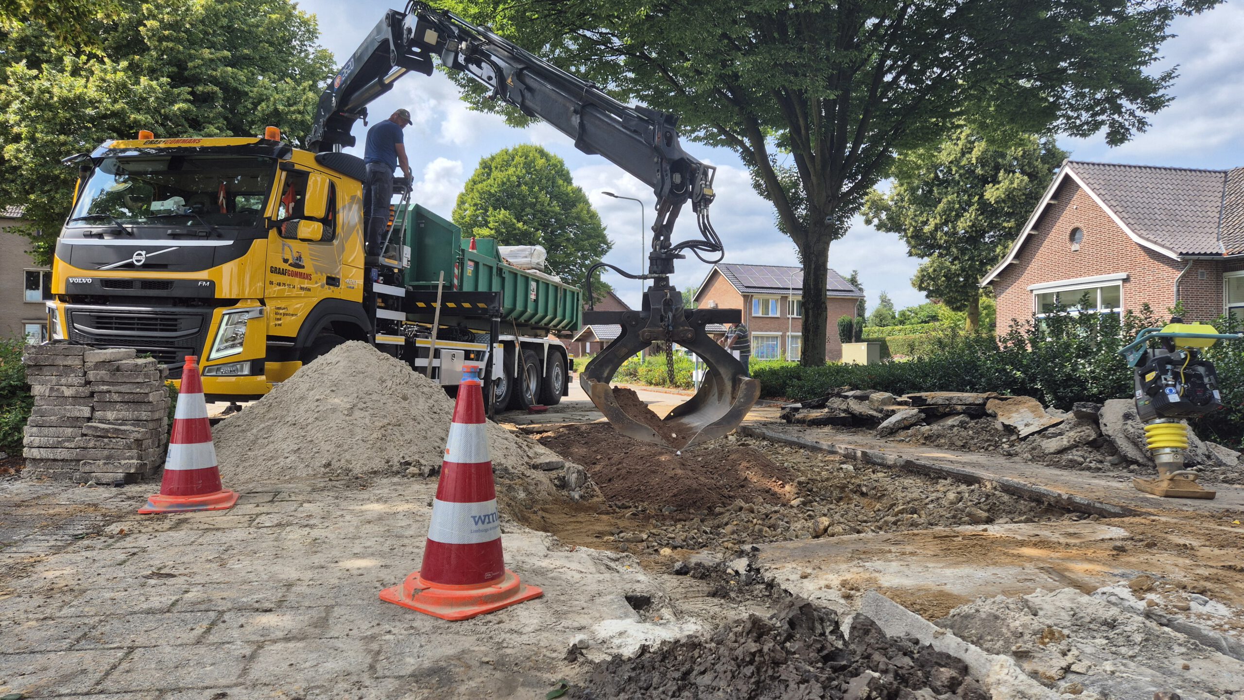 Straat in Nederweert voor tweede dag achter elkaar blank door gesprongen leiding