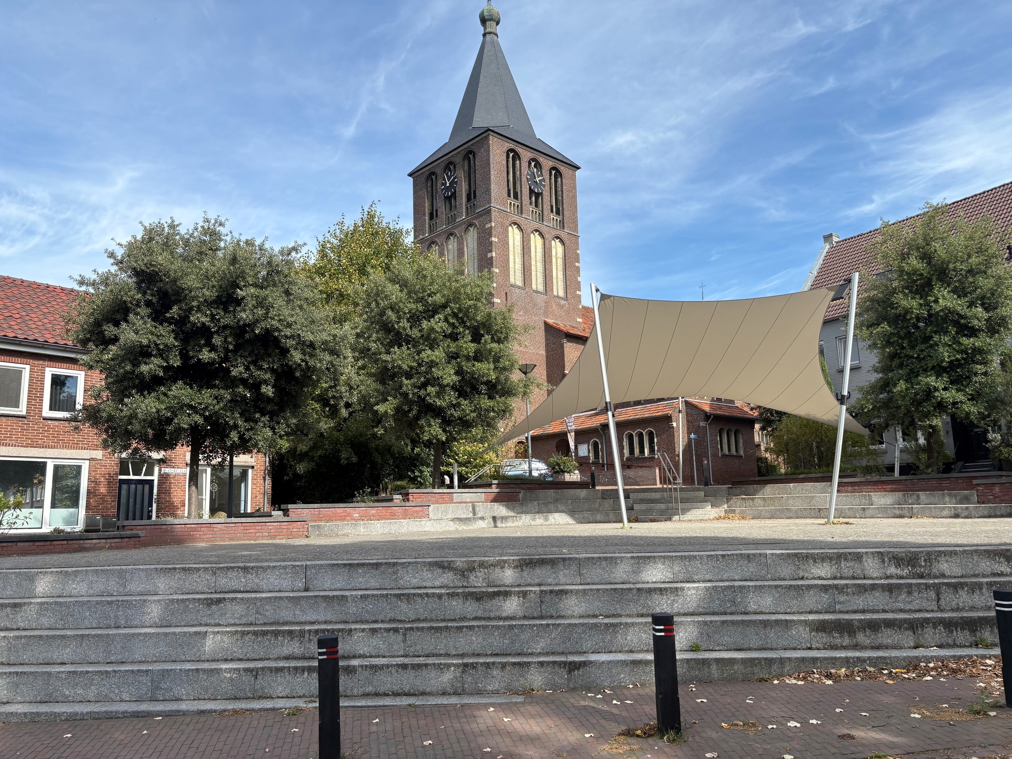Herten heeft na storm weer nieuw schaduwdoek boven Julianaplein