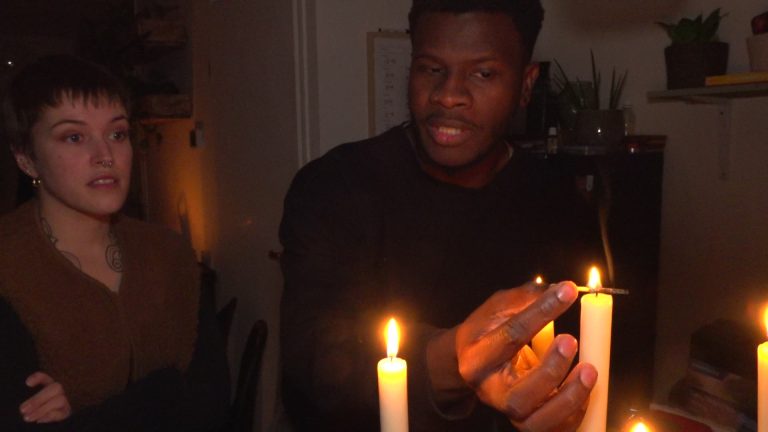 Kyra en Jason doen mee aan experiment drie dagen zonder stroom: ‘Ook geen verwarming’