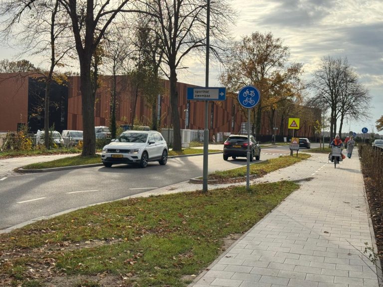 Onrust over gevaarlijke verkeerssituatie bij basisschool Vlodrop: ‘Zie het gewoon keer misgaan’