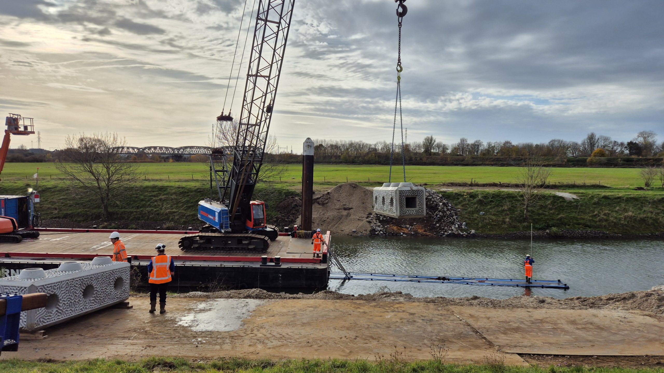 Waterschap Limburg plaats rifblokken in Maas in Buggenum om golven te dempen