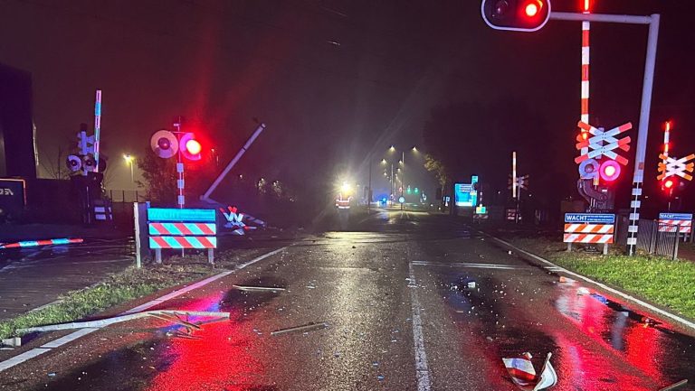 Vrachtwagen rijdt tegen spoorwegovergang bij Sint Joost: weg afgesloten