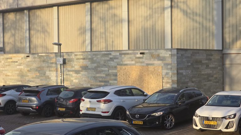 Auto rijdt sporthal Herten binnen: gat in muur, geen gewonden