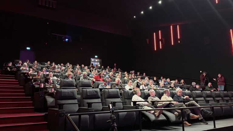 Bioscoop Roermond heropent na jaar: Huub Stapel ontvangt Gouden Film in vernieuwde zaal