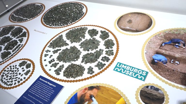 In Buggenum gevonden Romeinse munten uit het jaar 395 te zien in Limburgs Museum