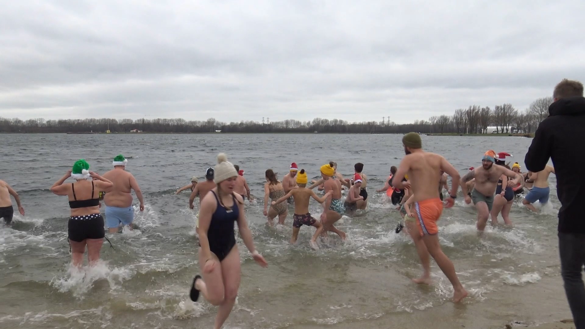 Tientallen mensen trotseren ijskoud water bij Nieuwjaarsduik