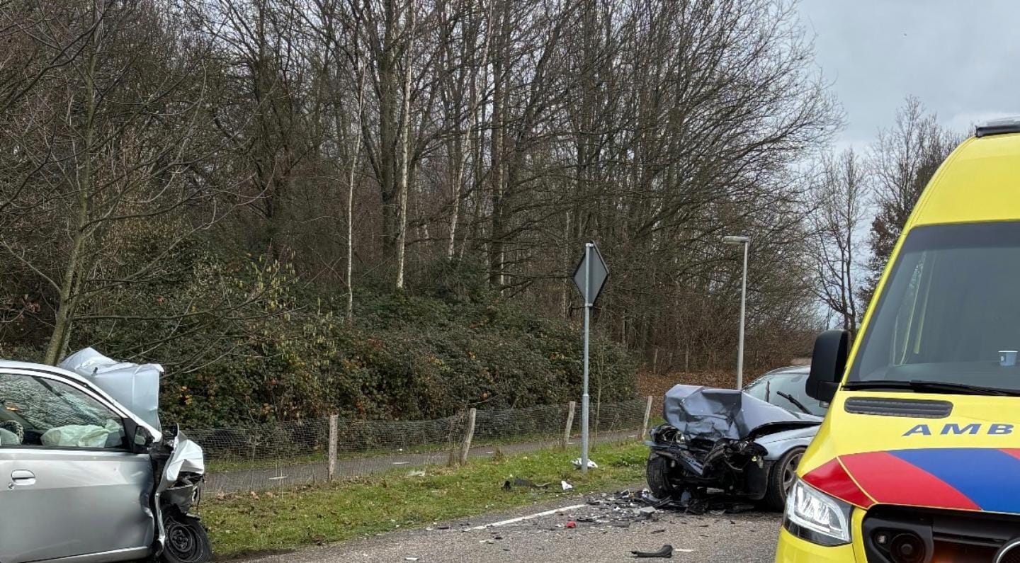 Auto vat vlam na ongeval op Sint Wirosingel in Roermond, inzittenden naar ziekenhuis