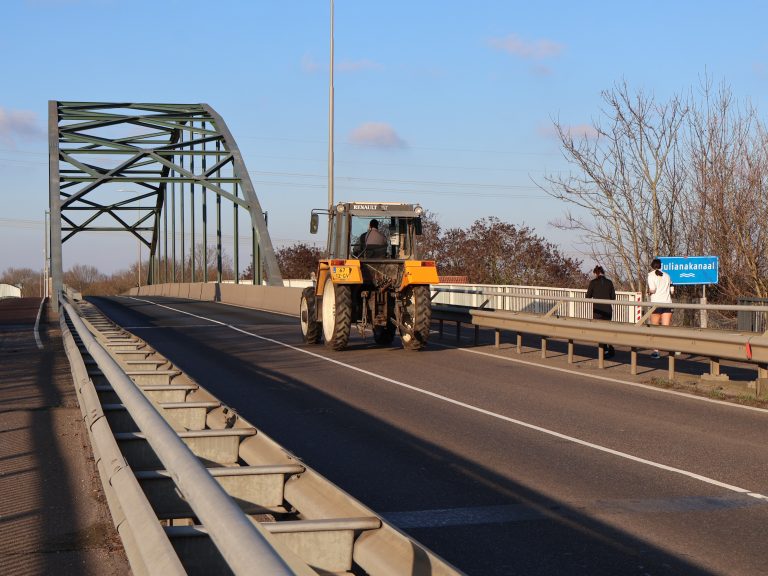 Bruggen Julianakanaal slijten sneller dan gedacht, zwaar verkeer omgeleid