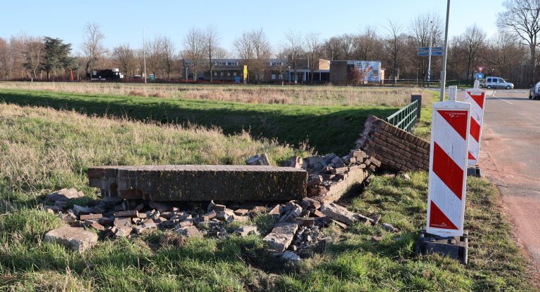 Auto ramt muurtje: bestuurder zwaargewond naar ziekenhuis