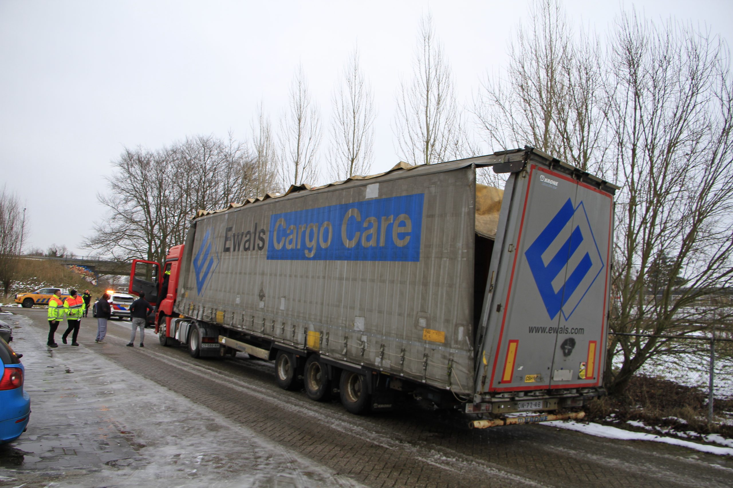 Vrachtwagen botst op spoorbrug Weert, treinverkeer stilgelegd