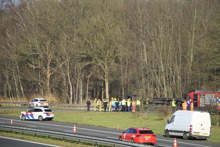 Vrachtwagen kantelt op oprit A2 bij Kelpen-Oler, oprit afgesloten