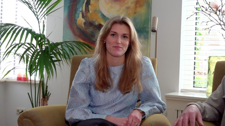 Fleur Beckers (23) is jonge lijsttrekker: ‘Jongeren moeten aan tafel’