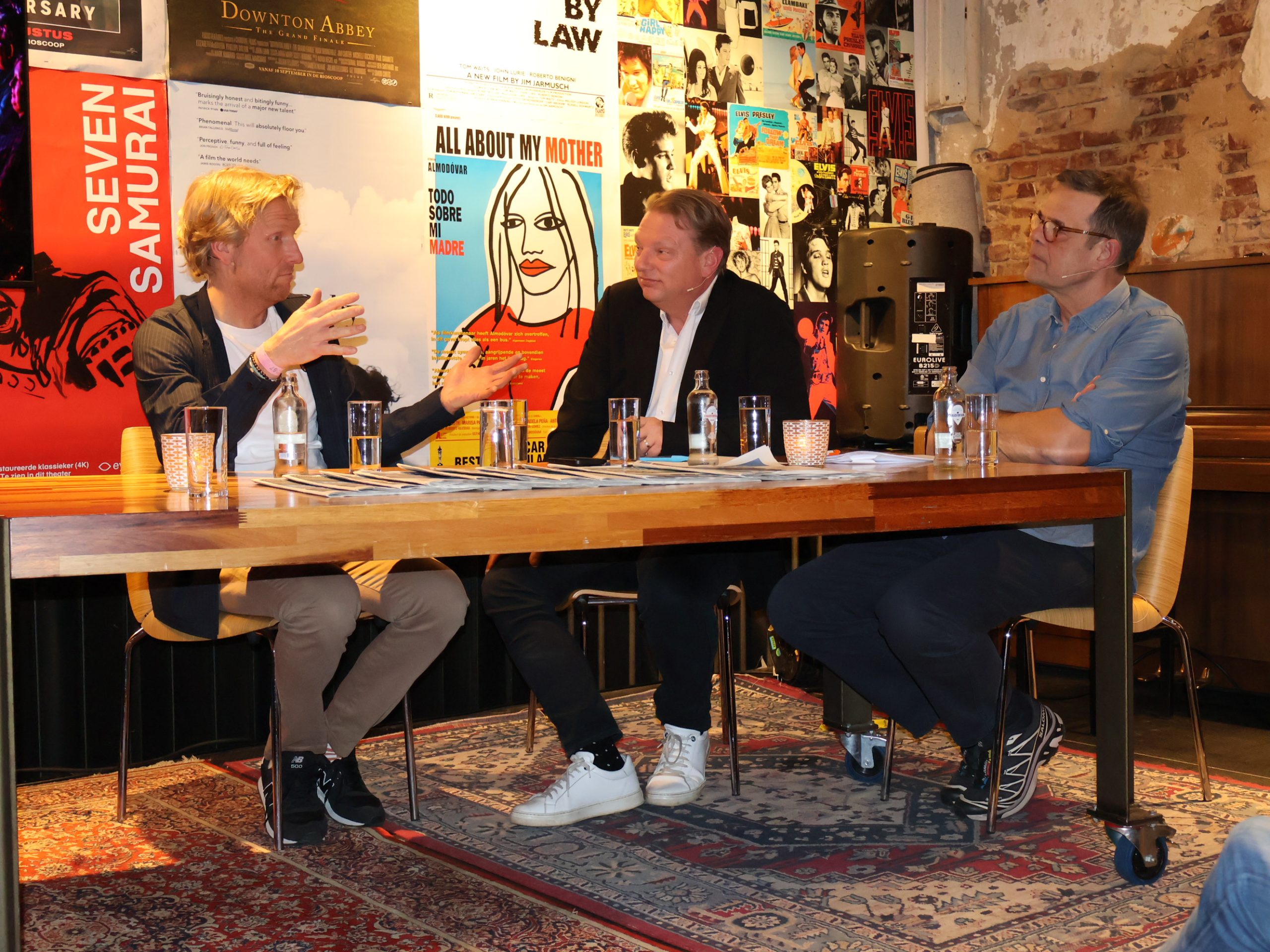 Eerste editie Café Hoxtra trekt volle zaal in Roermond