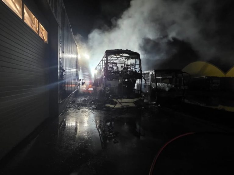 Touringcarbussen verwoest na brand bij bedrijf in Susteren