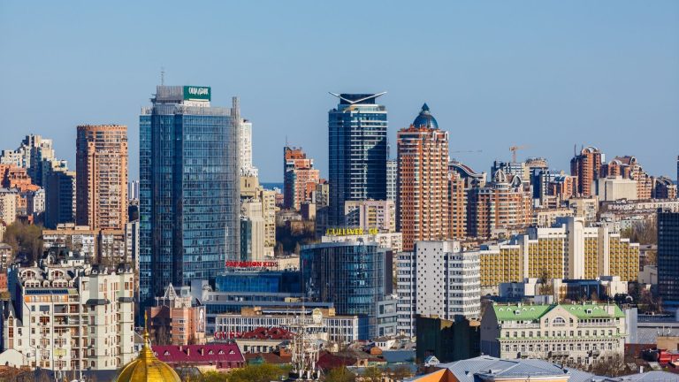 Baexemnaar Bob leeft tussen de bombardementen in Kyiv: ‘Maar de sfeer is onbreekbaar’