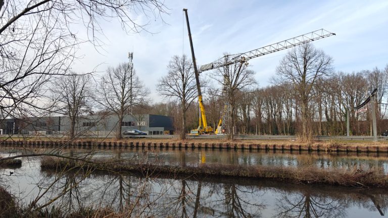 Historische kraan naar nieuwe plek verhuist