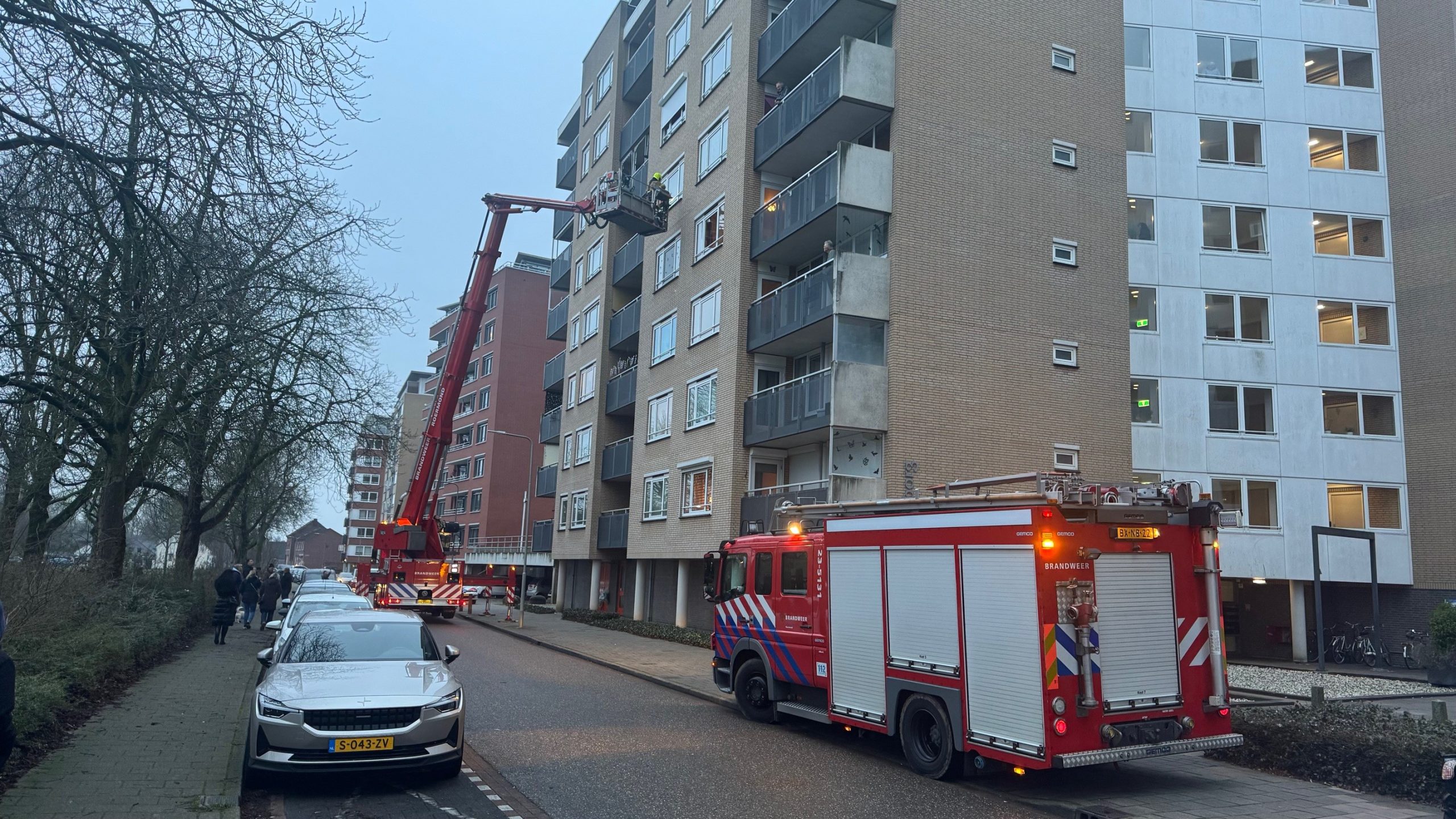 Brandweer rukt uit na rookmelding in flat