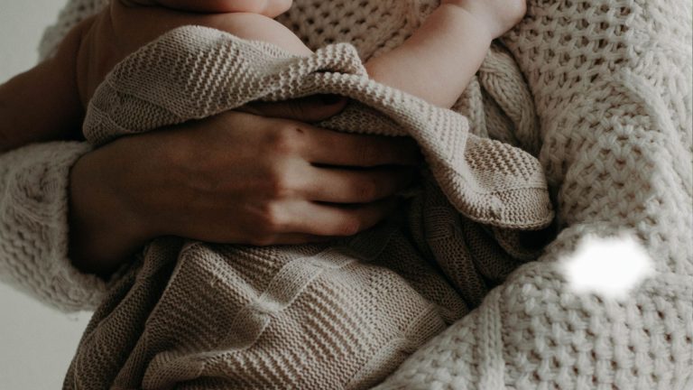 Geboortecijfers kelderen, toch groeit het inwoners aantal: zo zit dat in jouw gemeente