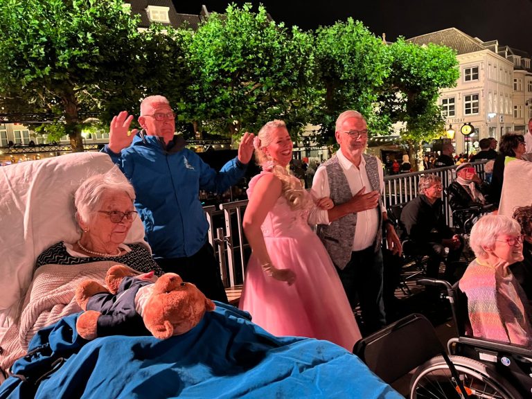 Jack (61) uit Ospel rijdt wensambulance: ‘Wij zijn er niet alleen voor terminale mensen’