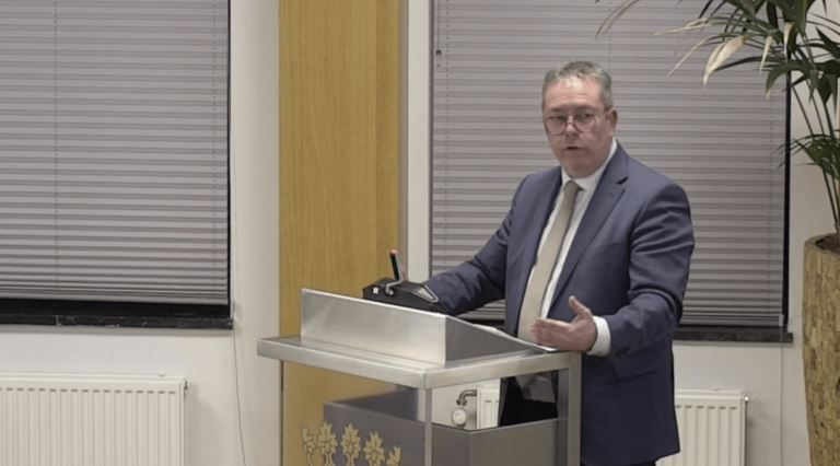 Raad Maasgouw kritisch op veiligheidsvoorstel van burgemeester, die boetekleed aantrekt