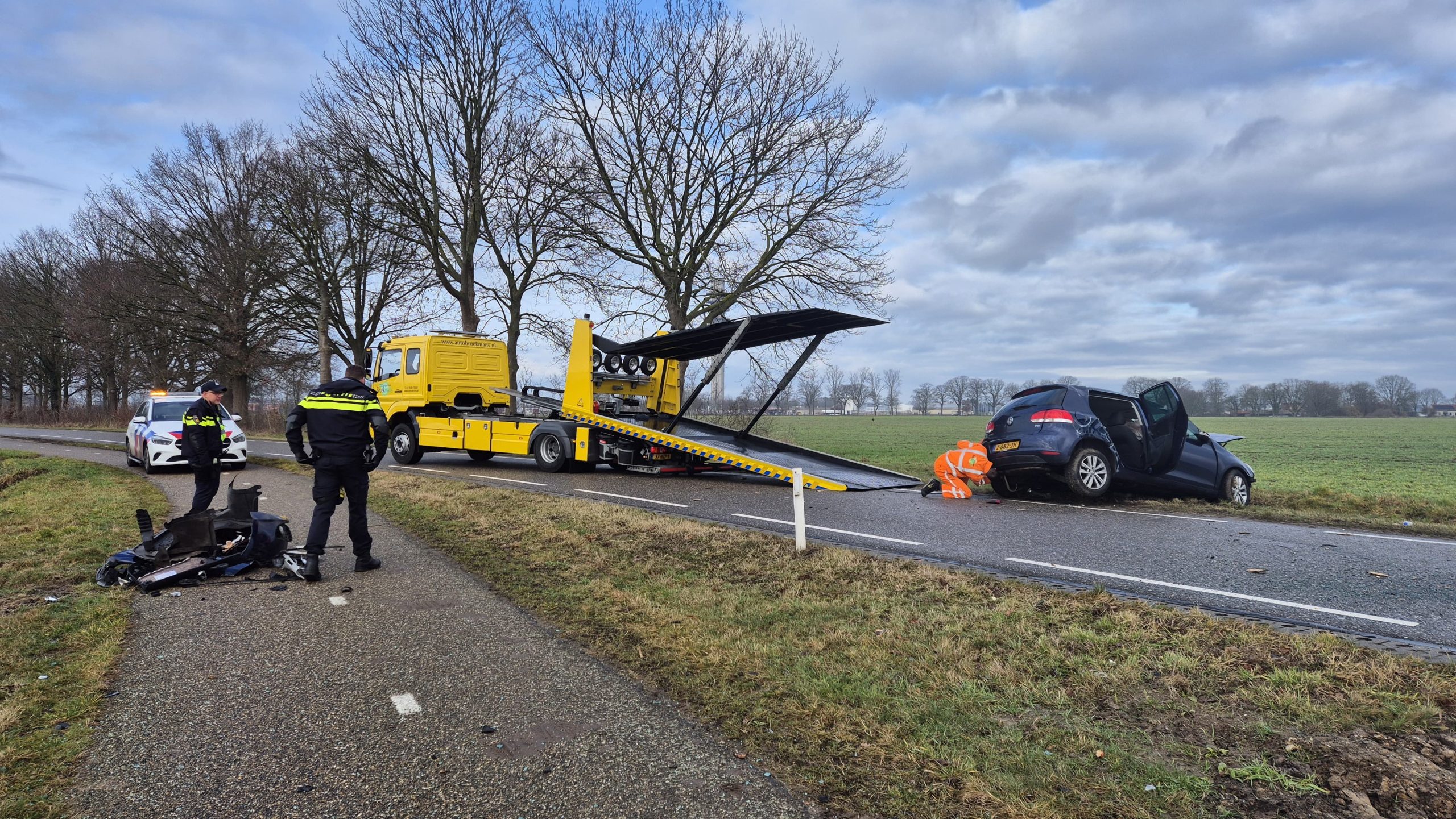 Bestuurder zwaargewond na botsing tegen boom in Thorn