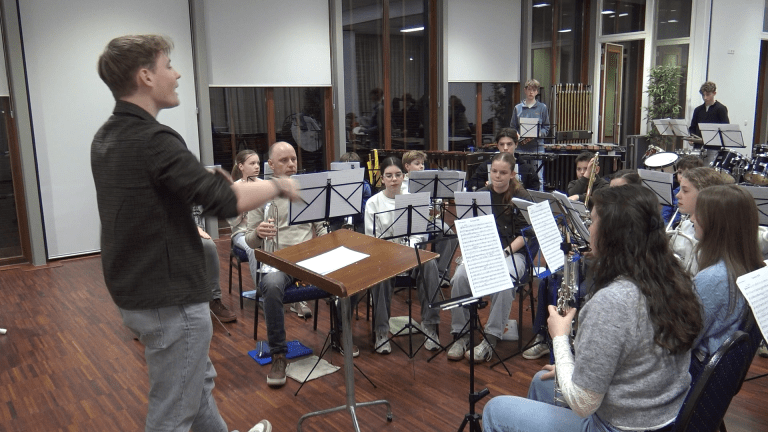 ▶️ Jort (20) is nu al dirigent van de jeugdfanfare in Herten: ‘Muziek zit in de familie’