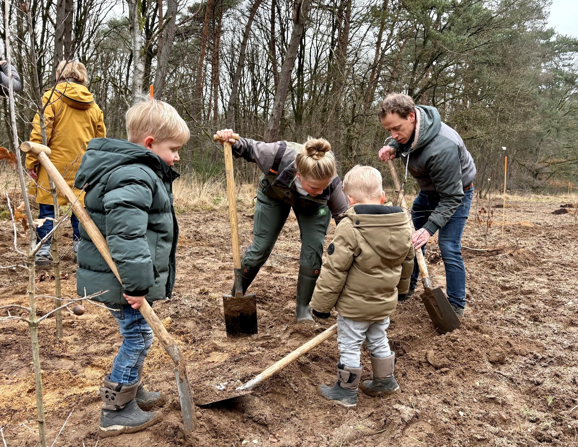 Eerste bomen geplant in Kinderbos De Meinweg