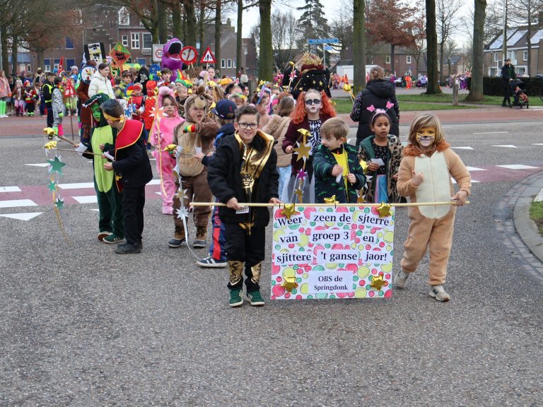 Zösterse schooljeugd geeft in alle vroegte al stevig vastelaovesgaas