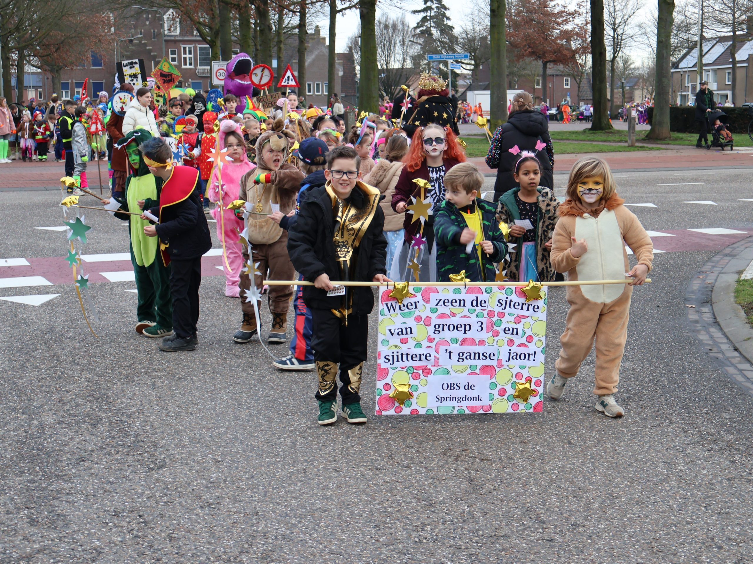Zösterse schooljeugd geeft in alle vroegte al stevig vastelaovesgaas