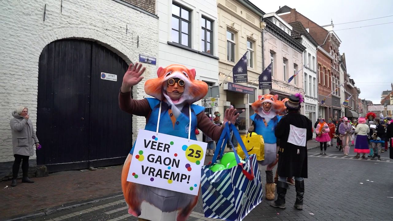 ▶️ Nat, koud, kleurrijk en sfeervol: kijk optocht van Roermond terug