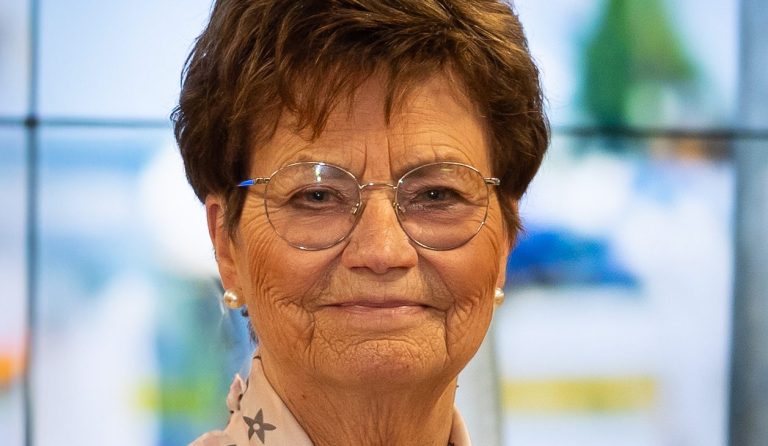 Maasgouws raadslid zwaait na 32 jaar af en krijgt lintje