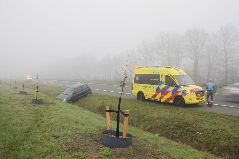 Bestuurder verliest controle en belandt in sloot langs A2