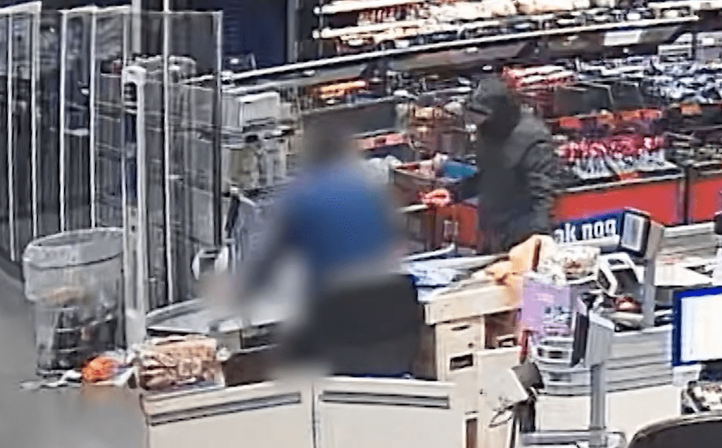 Politie deelt beelden van overvaller die supermarktmedewerker (17) bedreigd met mes