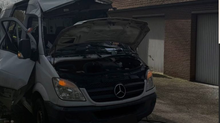 Bestuurder busje gewond door explosie in Sint Odiliënberg