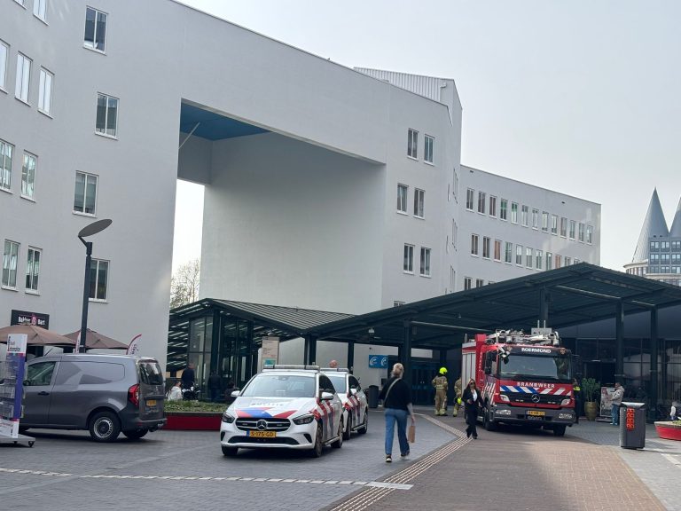 Brandweer meet verdachte lucht bij Outlet Center