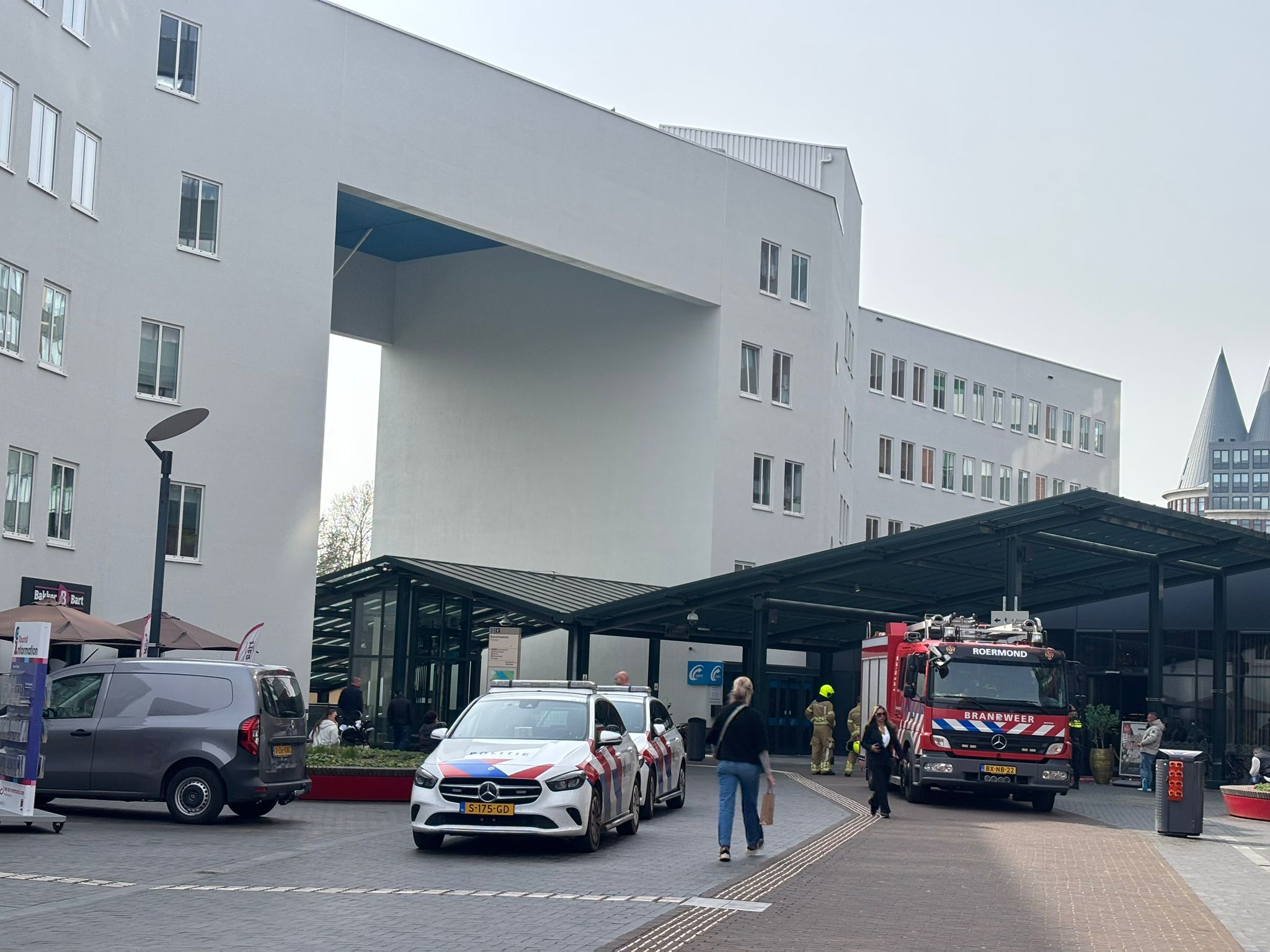Brandweer meet verdachte lucht bij Outlet Center